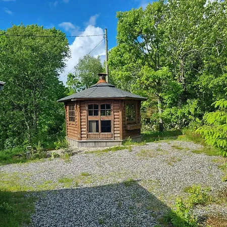 6 Person In Lindesnes *