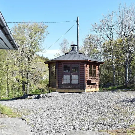 6 Person In Lindesnes *