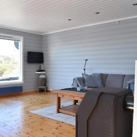 6 Person In Lindesnes *